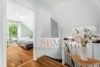 Familiendomizil im modernen Stil mit charmantem Garten und PV-Anlage - Flur, Schlafzimmer
